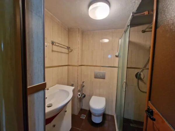 Tirane, jepet me qera apartament 2+1 Kati 3, 100 m² 800 € (Shallvare)