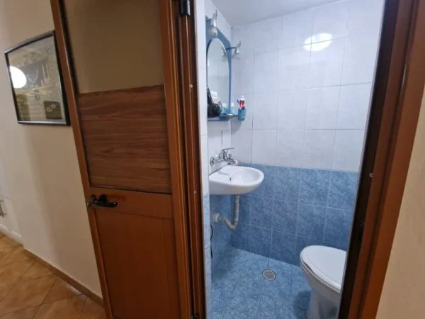 Tirane, jepet me qera apartament 2+1 Kati 3, 100 m² 800 € (Shallvare)
