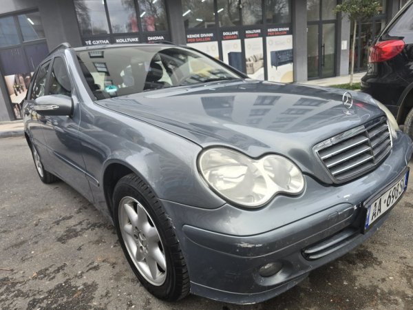 Tirane, shitet makine Shitet Mercedes-Benz 200 – W230, viti 2006 - Manual - 440,000 lek i diskutueshëm Nafte, blu e hapur manuale Klima 262.000 km 4.400 €