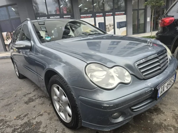 Tirane, shitet makine Shitet Mercedes-Benz 200 – W230, viti 2006 - Manual - 440,000 lek i diskutueshëm Nafte, blu e hapur manuale Klima 262.000 km 4.400 €