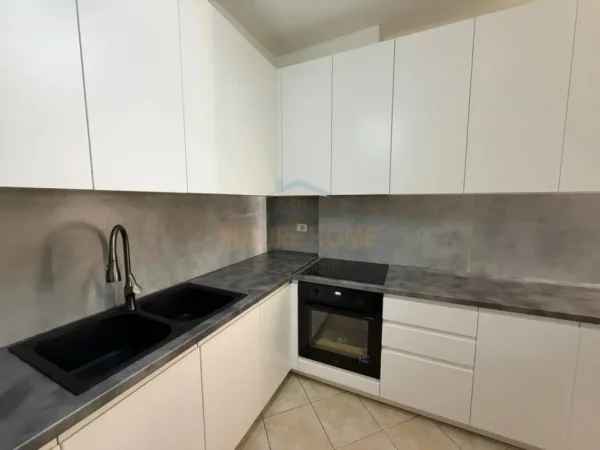 Tirane, jepet me qera apartament 2+1+Aneks+Ballkon , 900 € (pran deliorgjit)