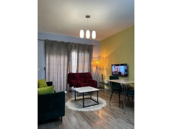 Tirane, jepet me qera 1+1+Aneks+Ballkon , 467 € 