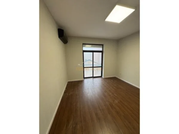 Tirane, jepet me qera ambjent biznesi Kati 1, 1.500 € (Ali Demi)