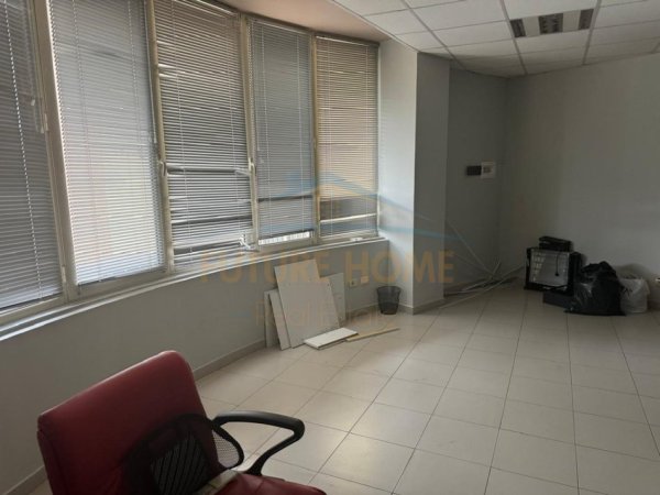 Tirane, jepet me qera ambjent biznesi Kati 9, 241 m² 2.400 € (SELVIA)