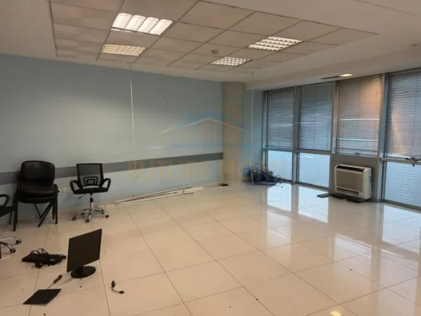 Tirane, jepet me qera ambjent biznesi Kati 9, 241 m² 2.400 € (SELVIA)