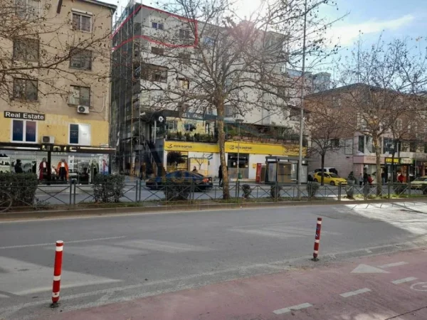 Tirane, jepet me qera zyre Kati 6, 95 m² 900 € (Sheshi Wilson , Rr.Sulejamn Delvina)