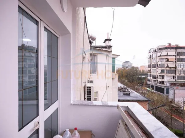 Tirane, jepet me qera zyre Kati 6, 95 m² 900 € (Sheshi Wilson , Rr.Sulejamn Delvina)