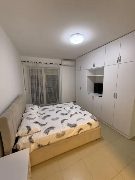Tirane, jepet me qera apartament 2+1+Ballkon Kati 4, 115 m² 550 € 