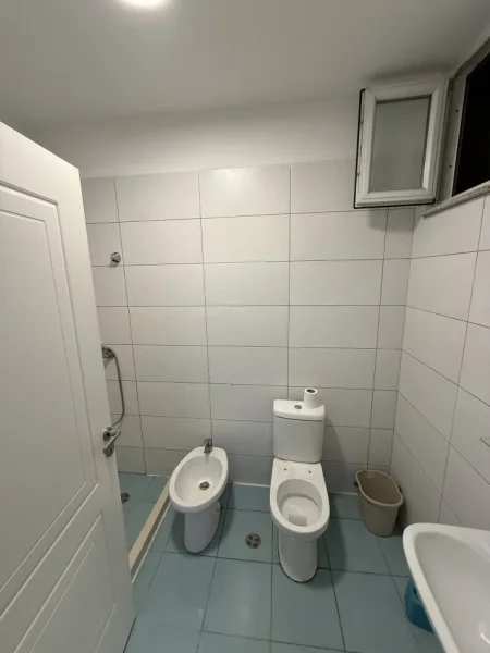 Tirane, jepet me qera apartament 2+1+Ballkon Kati 4, 115 m² 550 € 