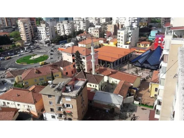 Tirane, jepet me qera ambjent biznesi Kati 3, 115 m² 690 € (Pazari Ri)