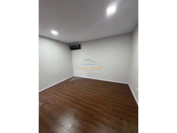Tirane, jepet me qera ambjent biznesi Kati 1, 114 m² 1.500 € (ALI DEMI)
