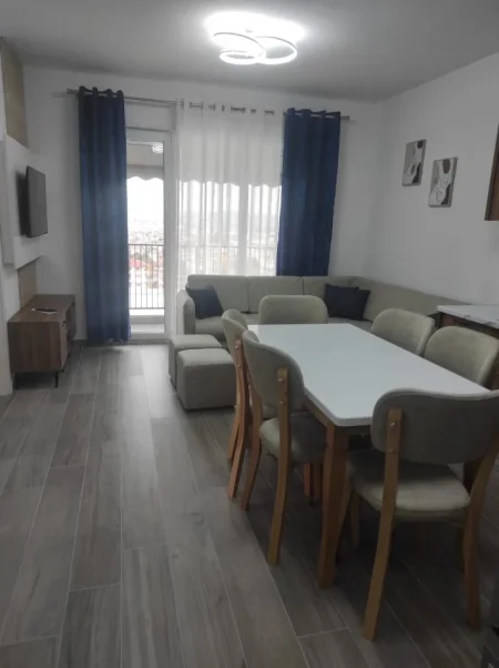 Tirane, jepet me qera apartament 2+1 , 450 € (Univers city)