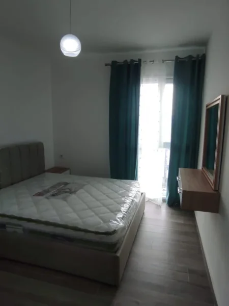 Tirane, jepet me qera apartament 2+1 , 450 € (Univers city)