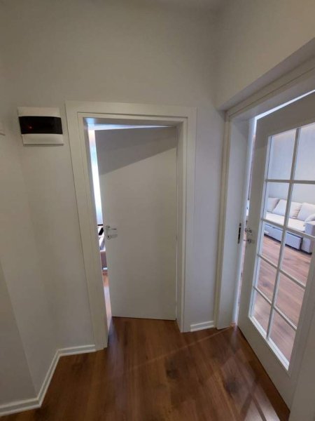 Tirane, jepet me qera apartament 1+1+BLK Kati 3, 61 m² 450 Euro (Rruga e Barrikadave)
