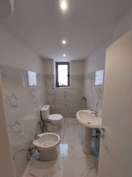 Tirane, jepet me qera apartament 1+1+BLK Kati 3, 60 m² 450 Euro (Rruga e Barrikadave)