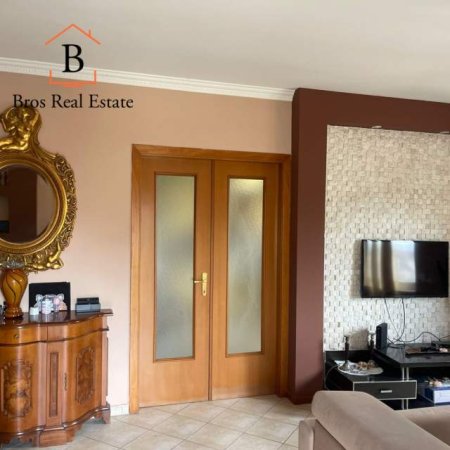 Tirane, jepet me qera apartament 2+1+BLK Kati 10, 150 m² 750 Euro (Rruga e Barrikadave)