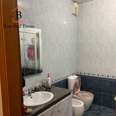 Tirane, jepet me qera apartament 750 Euro