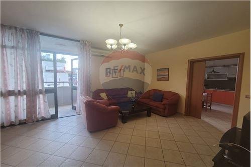 Tirane, jepet me qera apartament 1+1 Kati 5, 84 m² 550 Euro (Te Liqeni i Tiranes perball Nobis)