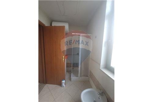 Tirane, jepet me qera apartament 1+1 Kati 5, 84 m² 550 Euro (Te Liqeni i Tiranes perball Nobis)