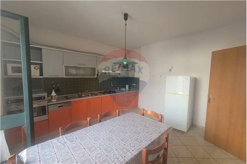 Tirane, jepet me qera apartament 1+1 Kati 5, 84 m² 550 Euro (Te Liqeni i Tiranes perball Nobis)