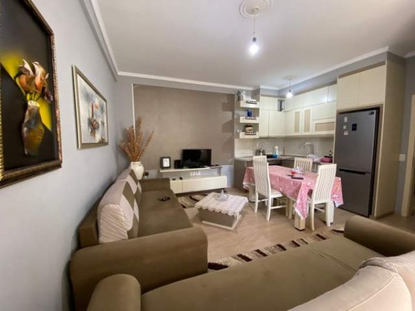 Tirane, jepet me qera apartament 2+1 Kati 2, 76 m² 450 Euro (4 Deshmoret)