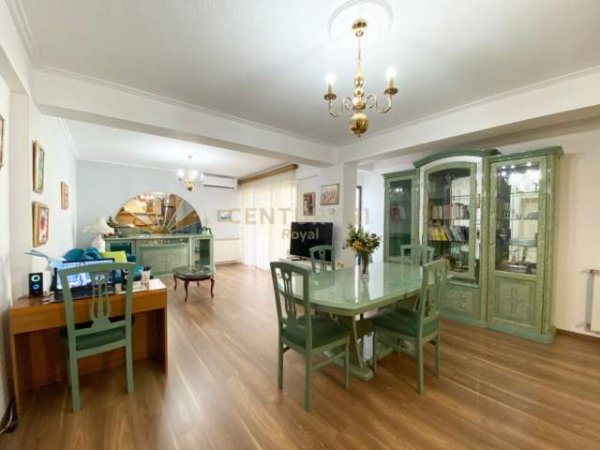 Tirane, jepet me qera apartament Kati 5,  (Bllok)