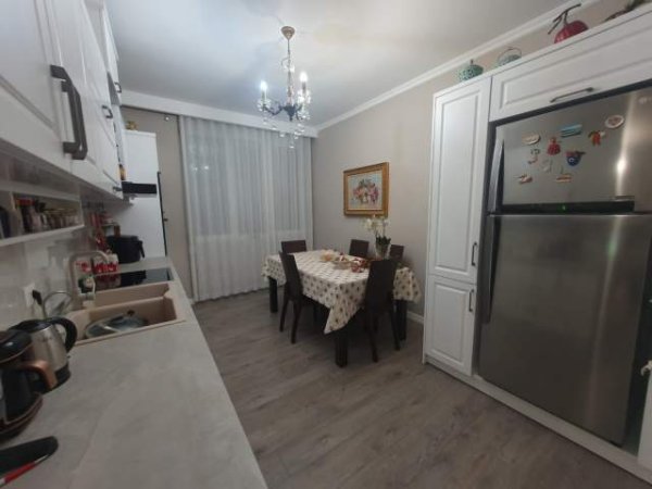 Tirane, jepet me qera apartament 2+1 Kati 10, 130 m² 1.200 Euro (“Rruga e Barrikadave”)