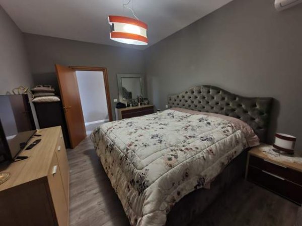 Tirane, jepet me qera apartament 2+1 Kati 10, 130 m² 1.200 Euro (“Rruga e Barrikadave”)