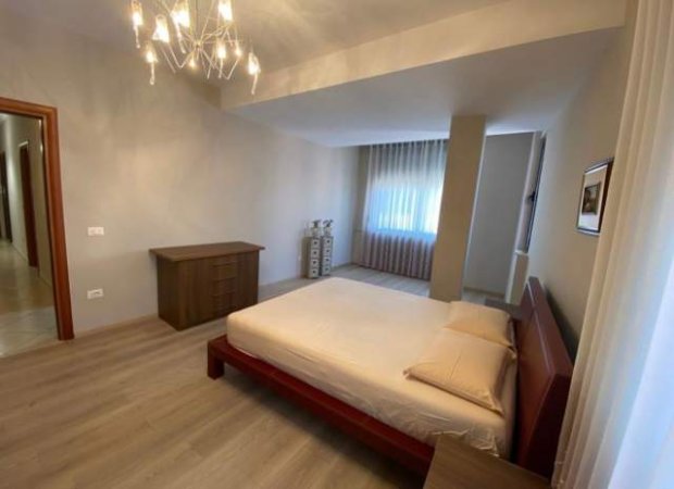 Tirane, jepet me qera apartament 2+1 Kati 10, 130 m² 1.200 Euro (“Rruga e Barrikadave”)