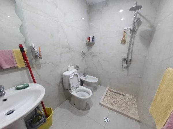 Tirane, jepet me qera apartament 2+1 Kati 10, 130 m² 1.200 Euro (“Rruga e Barrikadave”)