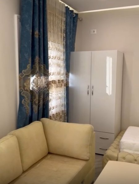 Jepet garsoniere e mobiluar tek Shefqet Ndroqi  300 € (me bus 5 min nga ekonomiku)