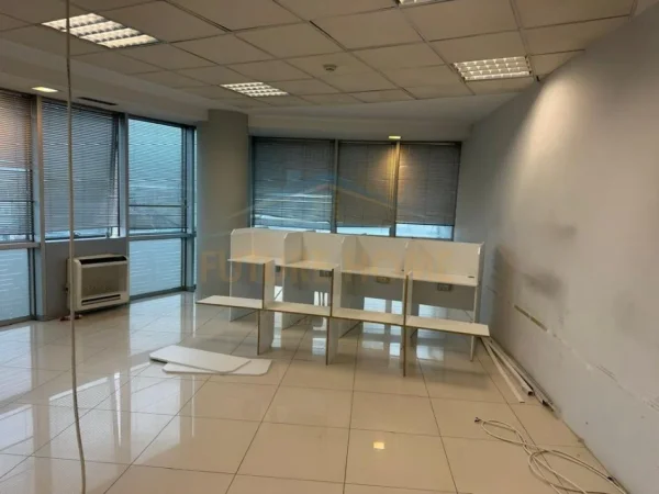 Tirane, jepet me qera zyre Kati 9, 241 m² 2.400 € (SELVIA)
