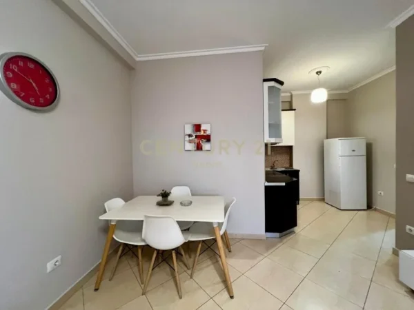 Tirane, jepet me qera apartament 1+1+Ballkon Kati 5, 67 m² 460 € (astir tek rrethi)