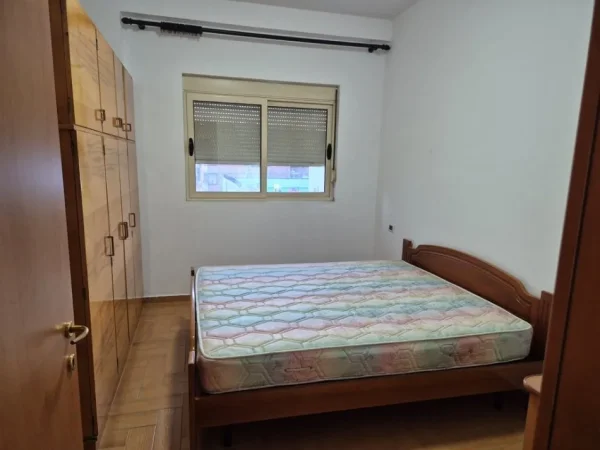 Tirane, jepet me qera apartament 2+1+Ballkon Kati 2, 99 m² 700 € (rruga e kavajes)