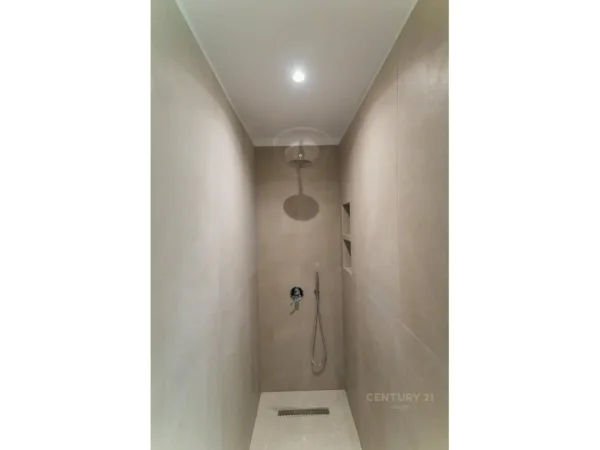 Tirane, jepet me qera apartament 1+1+Ballkon Kati 3, 65 m² 600 € (pas ambasades amerikane)