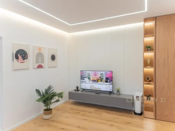 Tirane, jepet me qera apartament 1+1+Ballkon Kati 3, 65 m² 600 € (pas ambasades amerikane)