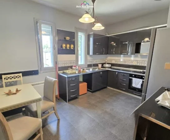 Tirane, jepet me qera Vile 3+1 , 240 m² 1.000 € (Rruga jordan Misja)