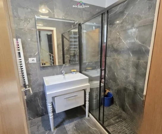 Tirane, jepet me qera Vile 3+1 , 240 m² 1.000 € (Rruga jordan Misja)