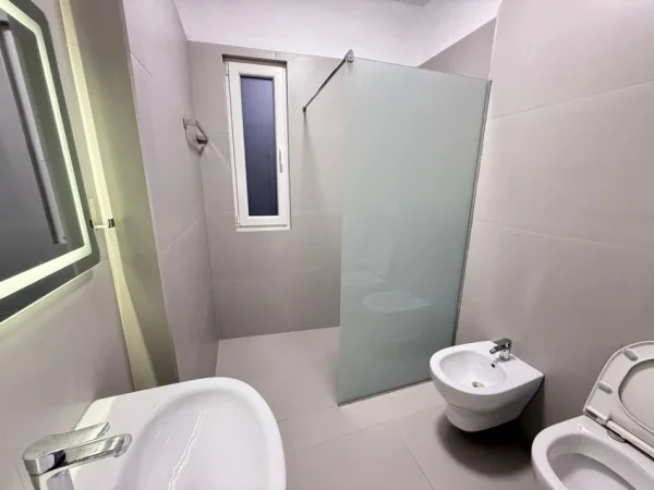 Tirane, jepet me qera apartament 2+1 Kati 6, 650 €