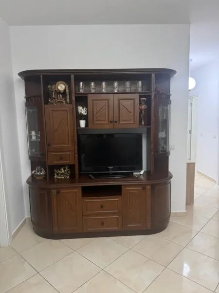 Tirane, jepet me qera apartament 2+1 Kati 1, 98 m² 600 € 