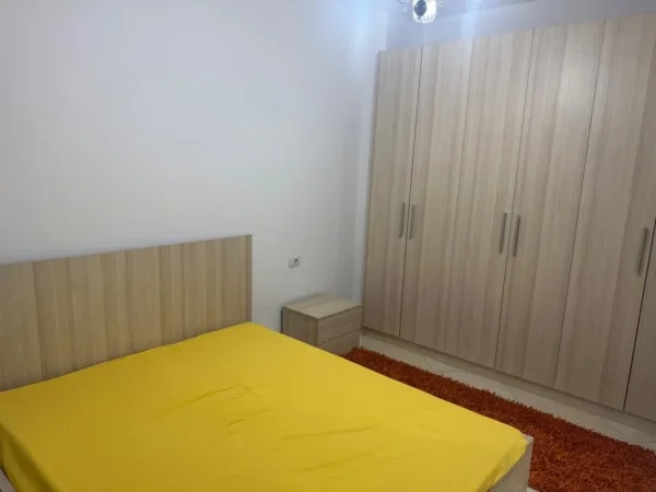 Tirane, jepet me qera apartament 2+1 Kati 1, 98 m² 600 € 
