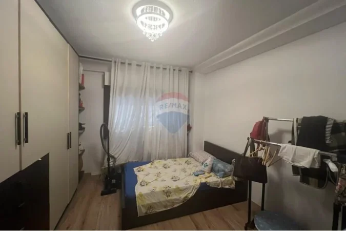 Tirane, jepet me qera apartament 2+1+Ballkon Kati 2, 100 m² 800 € (komune e Parisit)