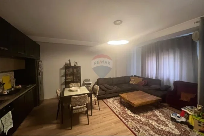 Tirane, jepet me qera apartament 2+1+Ballkon Kati 2, 100 m² 800 € (komune e Parisit)