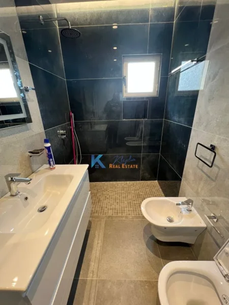 Tirane, jap me qera apartament 2+1+Ballkon Kati 7, 84 m² 700 € (Ish Fusha e Aviacionit)