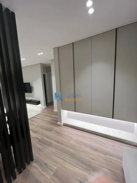 Tirane, jap me qera apartament 2+1+Ballkon Kati 7, 84 m² 700 € (Ish Fusha e Aviacionit)