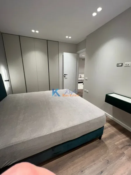 Tirane, jap me qera apartament 2+1+Ballkon Kati 7, 84 m² 700 € (Ish Fusha e Aviacionit)