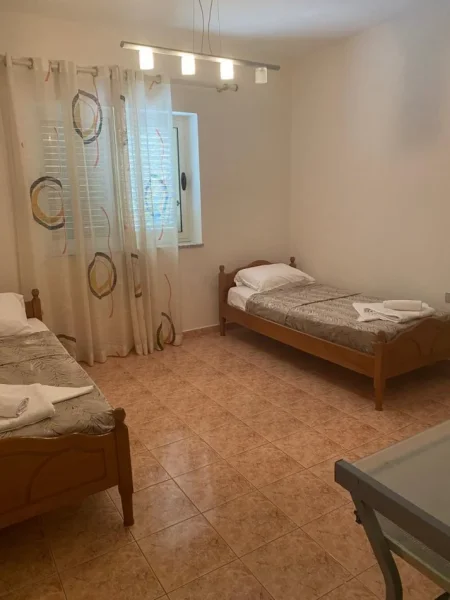 Tirane, jepet me qera apartament 3+1 Kati 1, 117 m² 