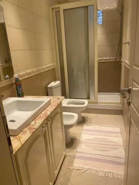 Tirane, jepet me qera apartament 3+1 Kati 1, 117 m² 