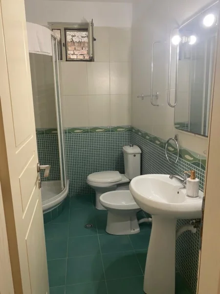 Tirane, jepet me qera apartament 3+1 Kati 1, 117 m² 