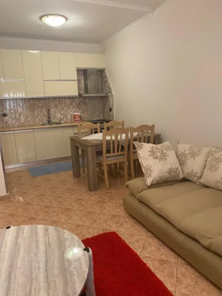 Tirane, jepet me qera apartament 3+1 Kati 1, 117 m² 